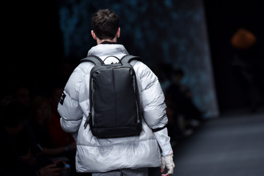 베를린 패션 위크 중 개최된 'NEONYT 패션쇼'에서 모델이 모어댄의 '컨티뉴 백팩'을 메고 런웨이에 오른 모습. <SK이노베이션 제공>